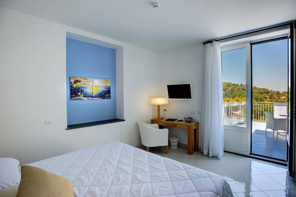 Boutique Hotel Helios (Adults Only) Сорренто Экстерьер фото