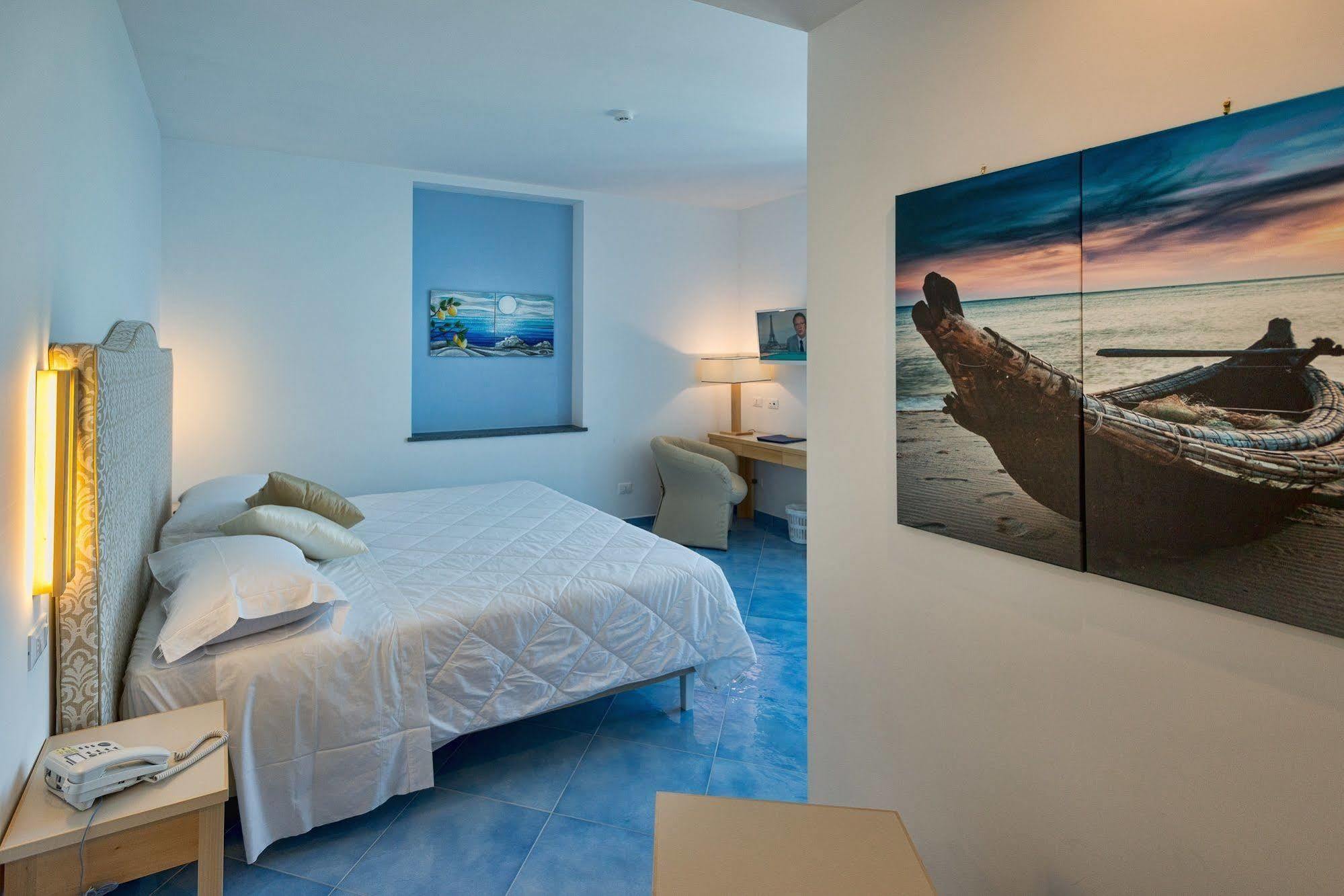 Boutique Hotel Helios (Adults Only) Сорренто Экстерьер фото
